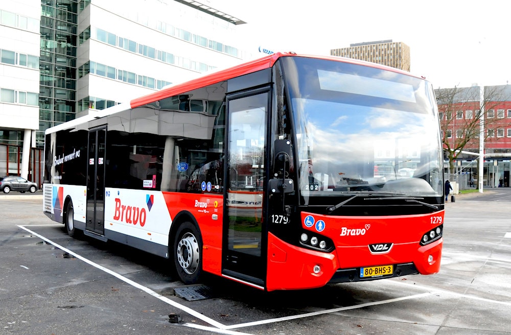The bus schedule for the Hanoi - Ninh Binh route is evenly spread from morning to evening